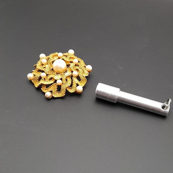 Vintage Faux Pearl Gold Tone Textured 2 1/4 Inch Brooch - Picture 9 of 9